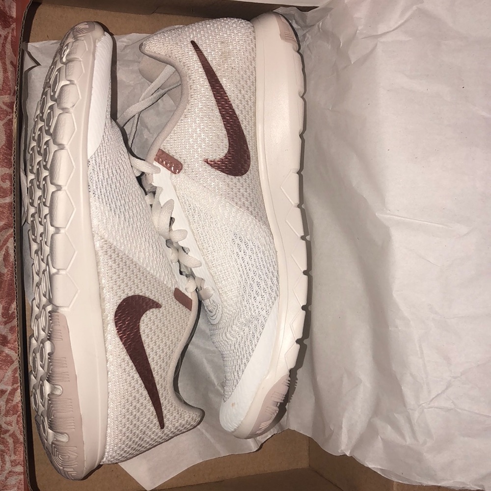 Woman’s Nike flex experience RN 6